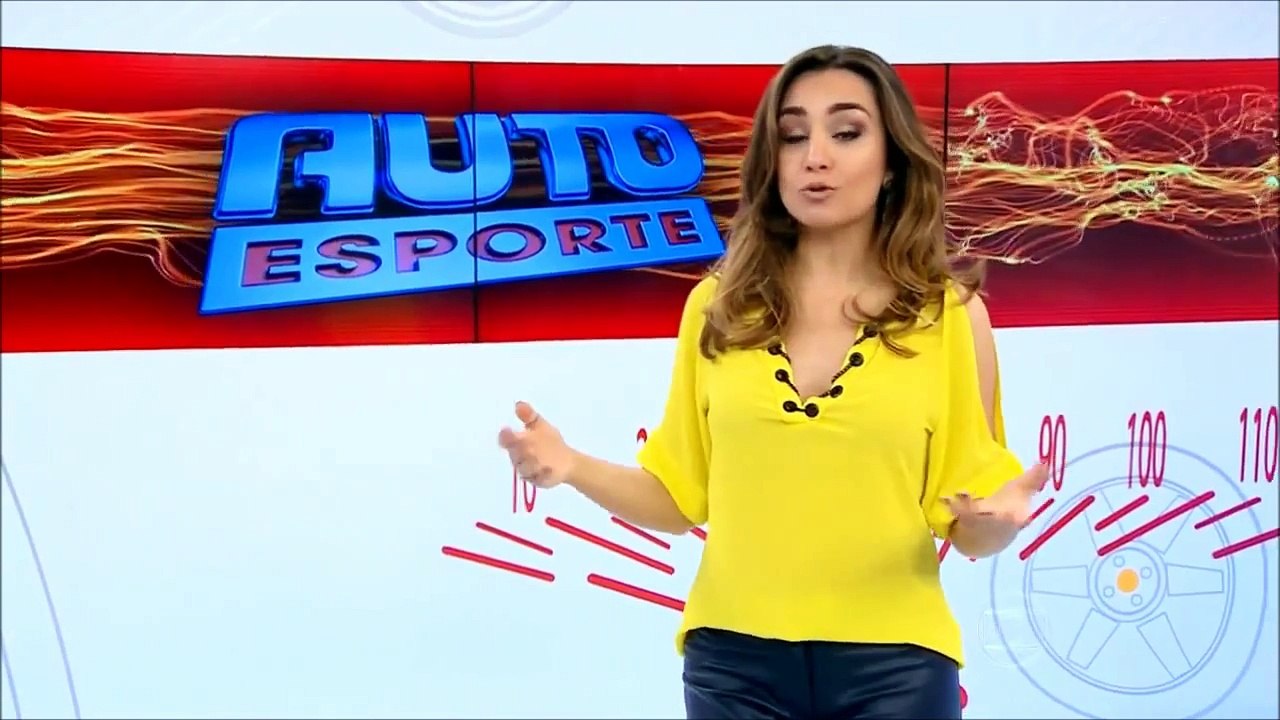 Millena Machado de calça de couro colada