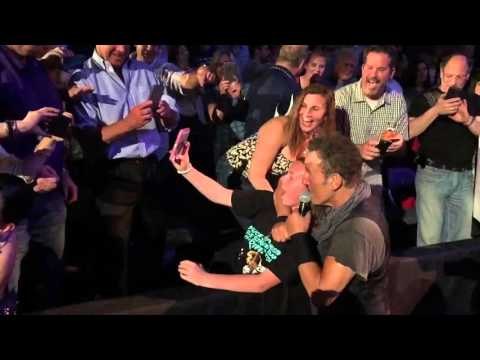 Fan's Amazed Reaction to Selfie With Bruce Springsteen Captured in Slow Motion