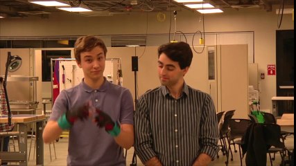 Así son los guantes que hablan a partir del lenguaje de signos