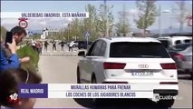 Varios aficionados hacen una muralla humana para parar a jugadores de Real Madrid