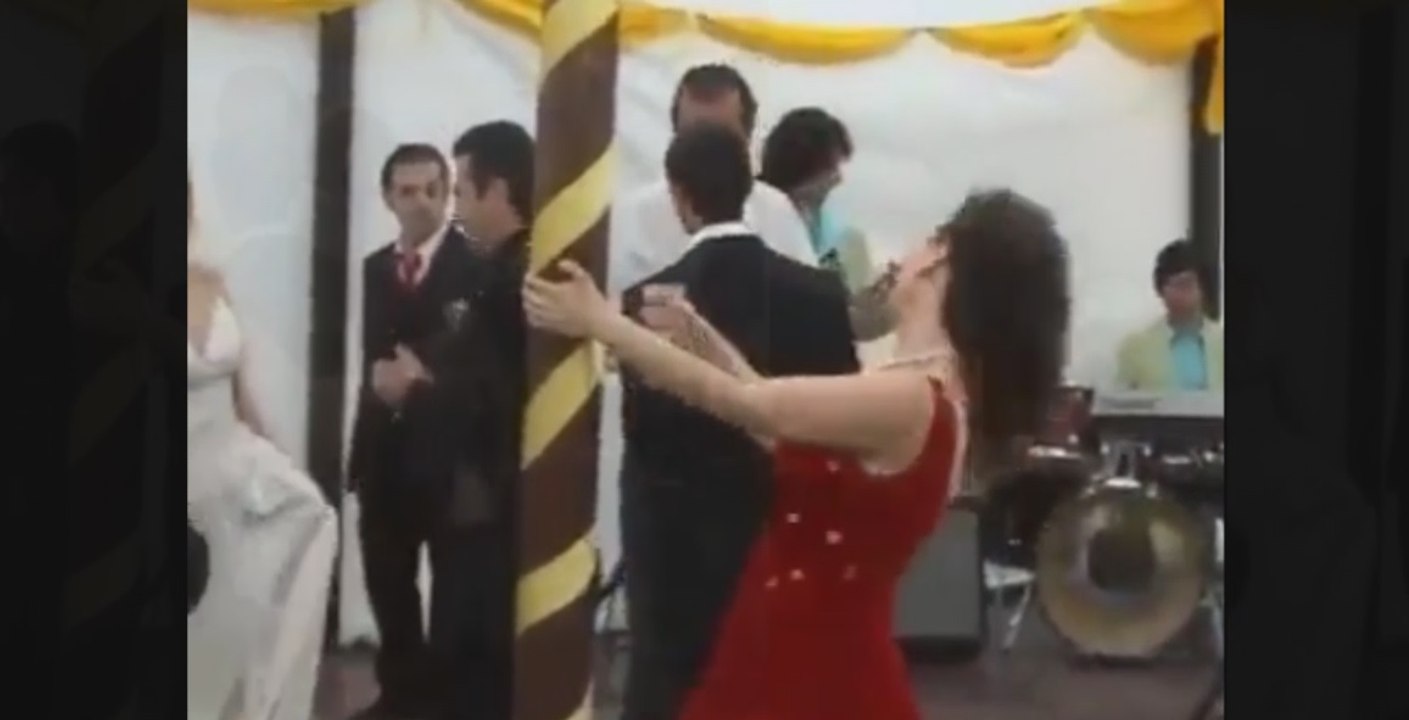 Complètement ivre, une femme gâche le mariage et blesse la mariée (vidéo)
