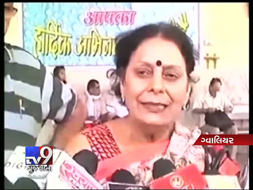 Woman slips into gap between train and platform in Gwalior, rescued - Tv9 Gujarati