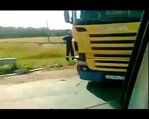 Поезд снес грузовик