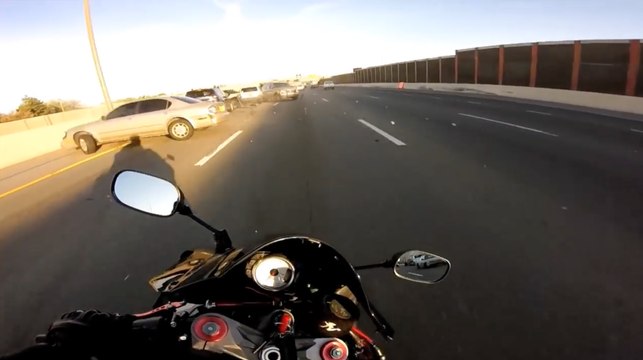 Un motard évite un accident de justesse sur l'autoroute !