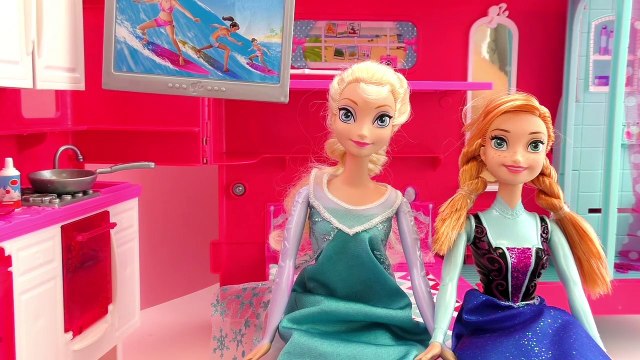 Vacances au camping avec Elsa et Anna – Des Marchmallows au feu de camps Story