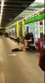 Pareja manteniendo relaciones en el metro de Barcelona
