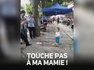 Ce petit est prêt à tout pour défendre sa grand-mère !
