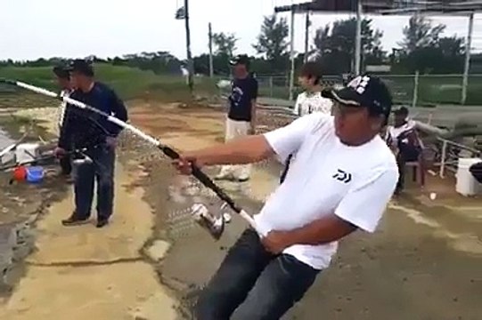 لحظة صيد سمكة ضخمة