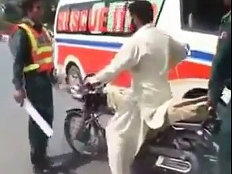 pakistan big fight with rescue 1122 (1)