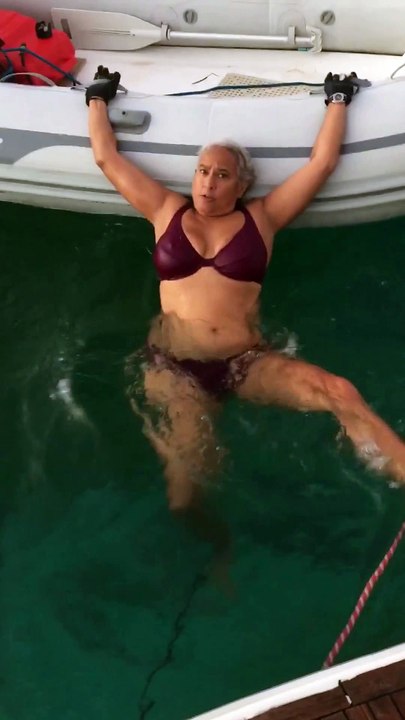 La technique infaillible pour remonter facilement dans un bateau pneumatique !