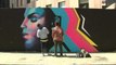 Dos artistas dedican a Prince un efímero mural callejero en una calle de Barcelona