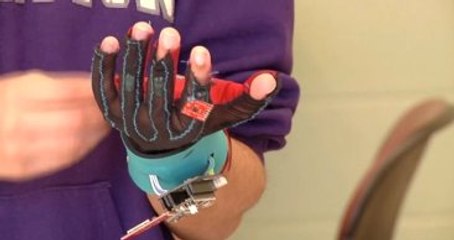 Duyma Özürlü İnsanların, İletişimini Kolaylaştıracak Eldiven Üretildi