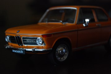 BMW 2002 ti (1968) Welly 1:24 miniature [HD]