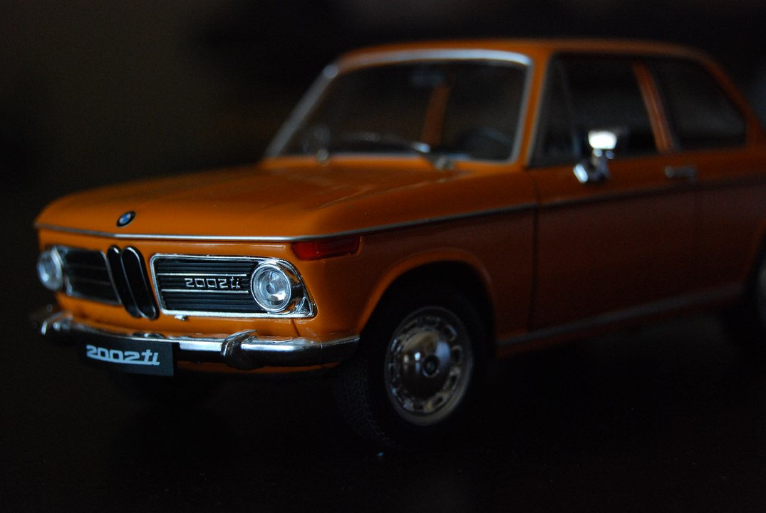 BMW 2002 ti (1968) Welly 1:24 miniature [HD]