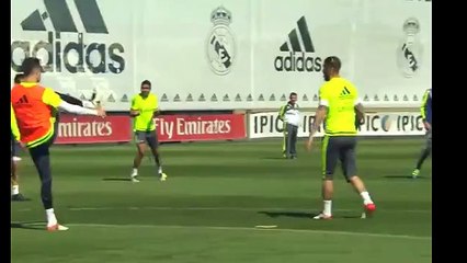 Zizou toujours à l'aise balle au pied