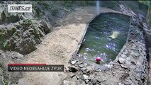 チェコ・ブルノ動物園の赤ちゃんのノリアはまだ水に入れず (Apr.22 2016)