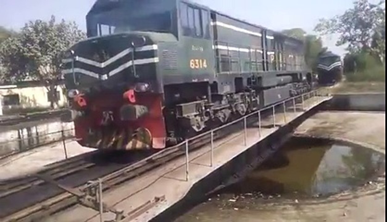 How to Change the Direction of Engines pakistan railways World strongest man -