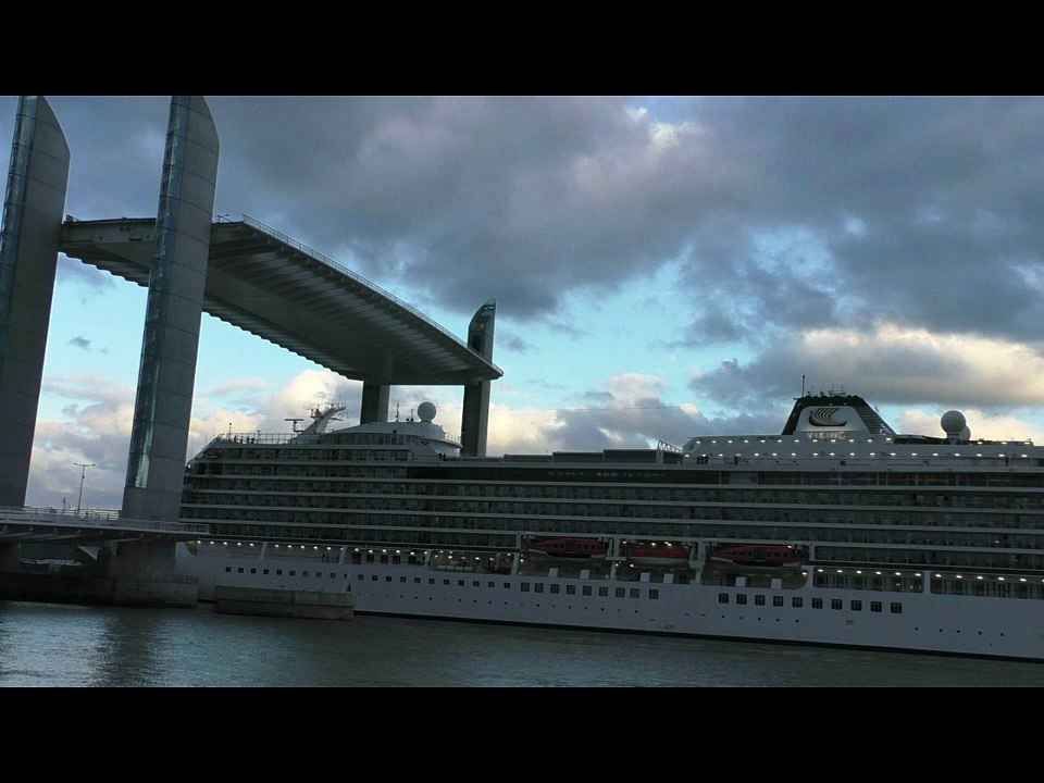 Paquebot Viking Star passant sous le pont Chaban Delmas de Bordeaux