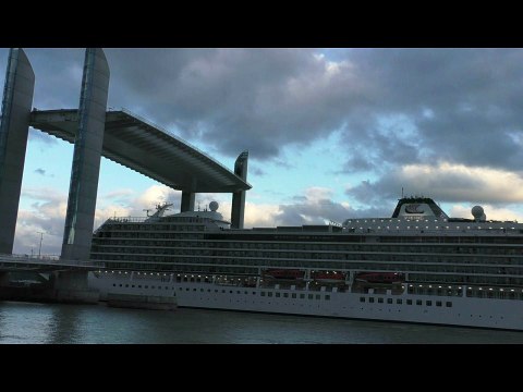 Paquebot Viking Star passant sous le pont Chaban Delmas de Bordeaux