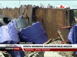 Kereta Pengangkut Baja Anjlok dan Terguling di Batang