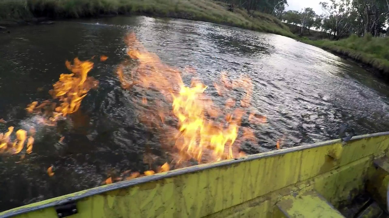 Une rivière brûle et explose en Australie autour de pêcheurs.. Faute au Gaz de Schiste