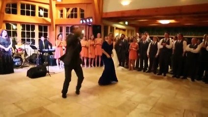 Драйвовый танец жениха с мамой на свадьбе)