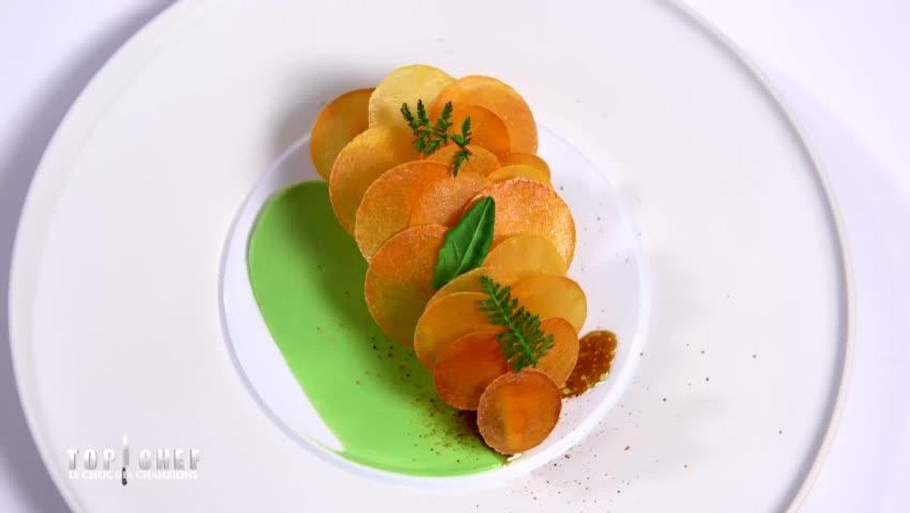 Suprême de volaille des landes, croustilles de pomme de terre et émulsion d'herbes sauvages par Jean-François Piège