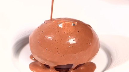 Sphère de chocolat, sauce chocolat gingembre et sorbet mangue par Hélène Darroze