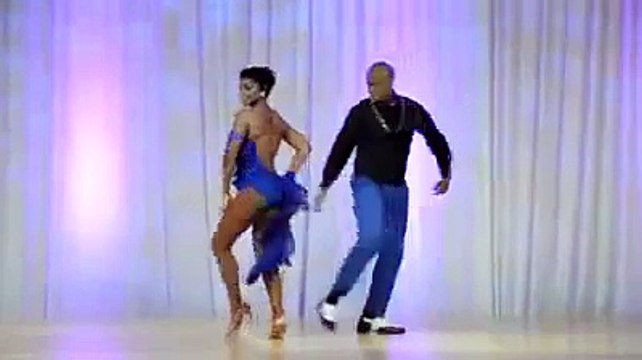 Iniziano a balare poi ecco cosa succede