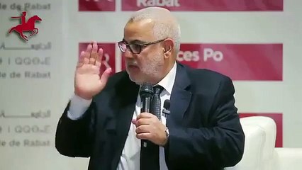 بنكيران يجيب بطريقة كوميدية : '' ها عْلاشْ الوزيرات دْيال العَدالة مَكَايْسَلموش باليد ''