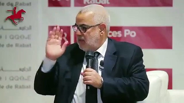 بنكيران يجيب بطريقة كوميدية : '' ها عْلاشْ الوزيرات دْيال العَدالة مَكَايْسَلموش باليد ''