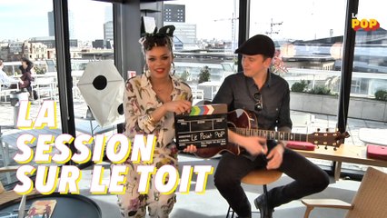Andra Day interprète son tube « Rise Up » dans la session sur le toit.