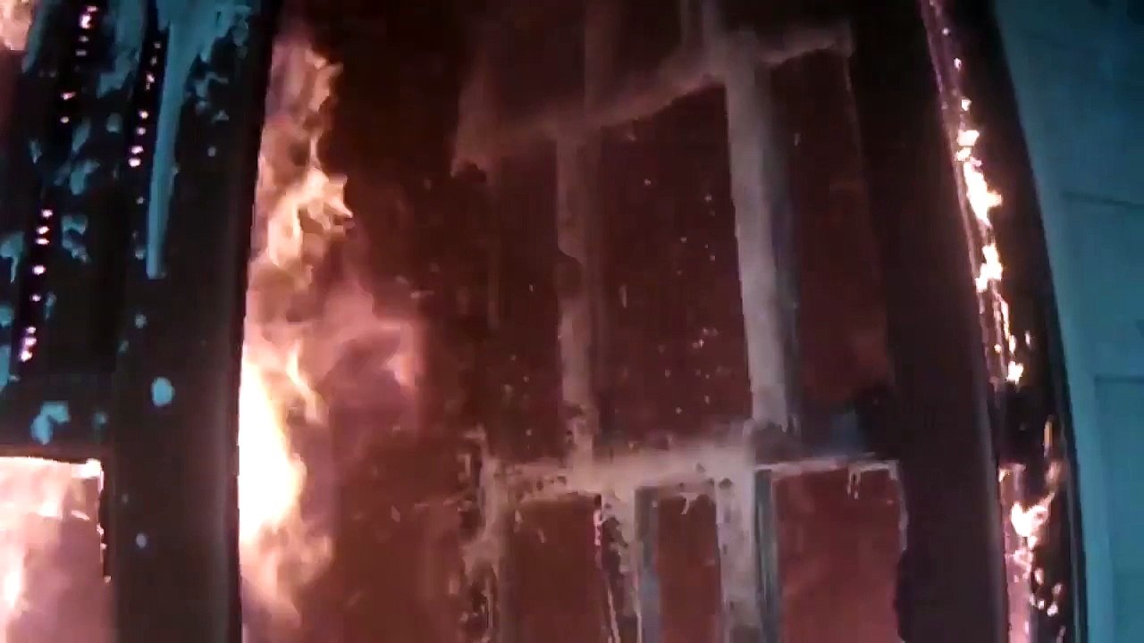 Un pompier courageux essaie d'éteindre désepere...