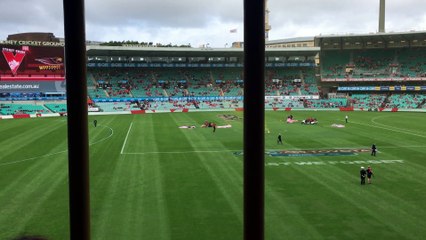 Un parachutiste rate son atterrissage sur un terrain et s’assomme, KO!