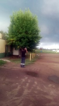 Ils filment une tornade ravager leur maison