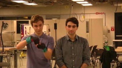 İşaret Dilini Sesli Konuşma Diline Çeviren Eldiven Yaptılar