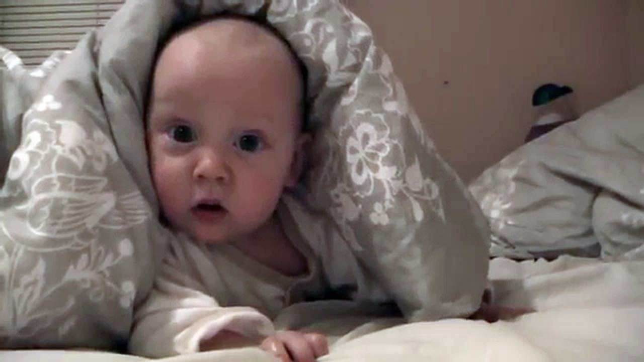 Козявка в домике и не спит. Прикольный ребенок.