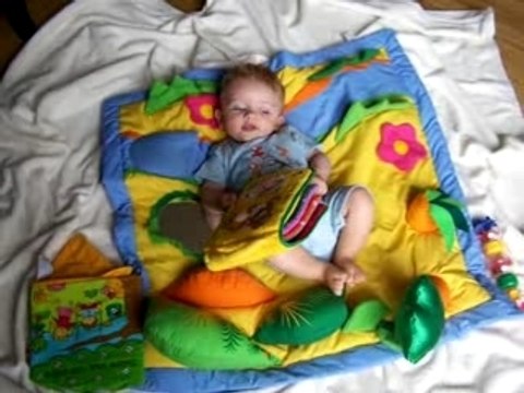 Nicolas sur son tapis de jeux