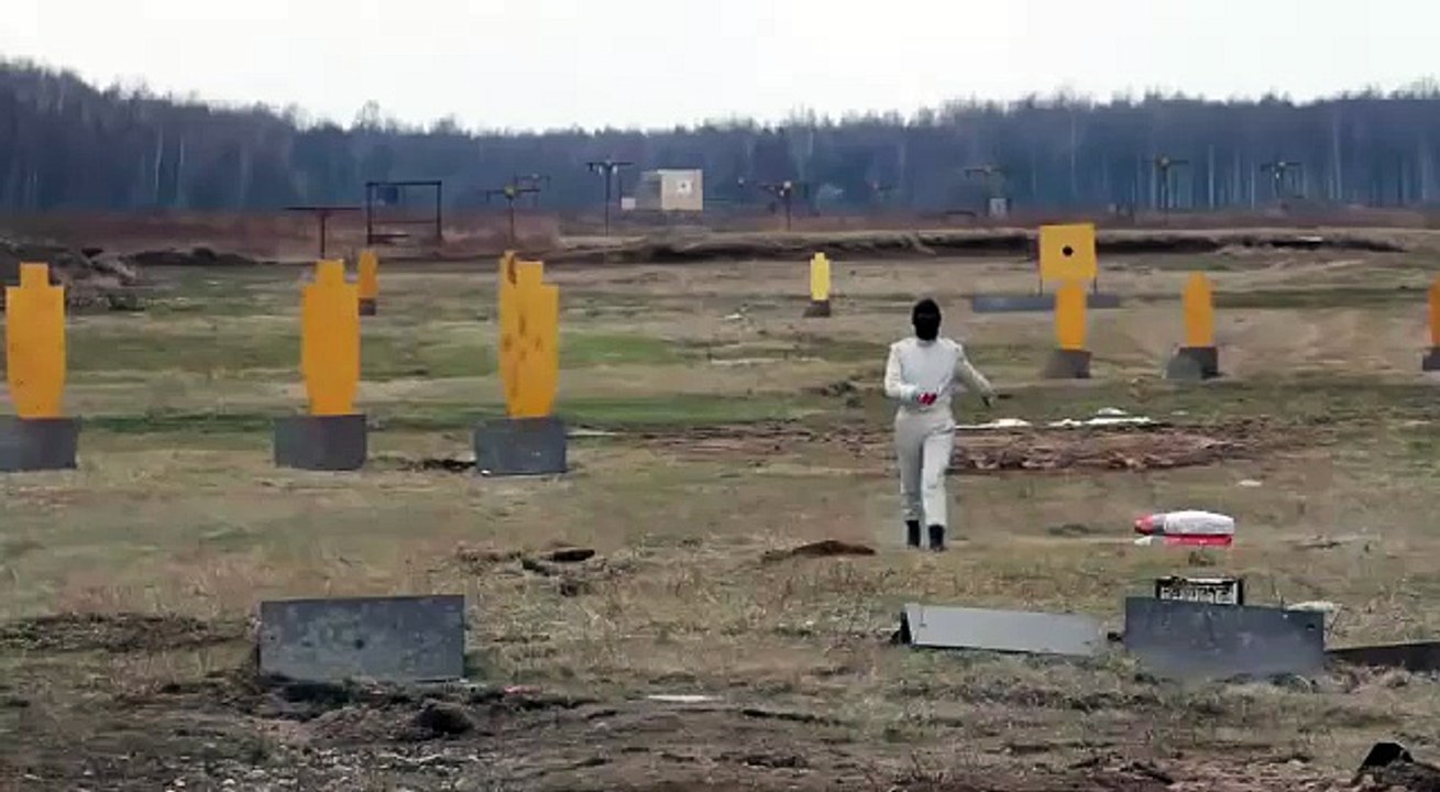 Une femme traverse un champ explosif et survit