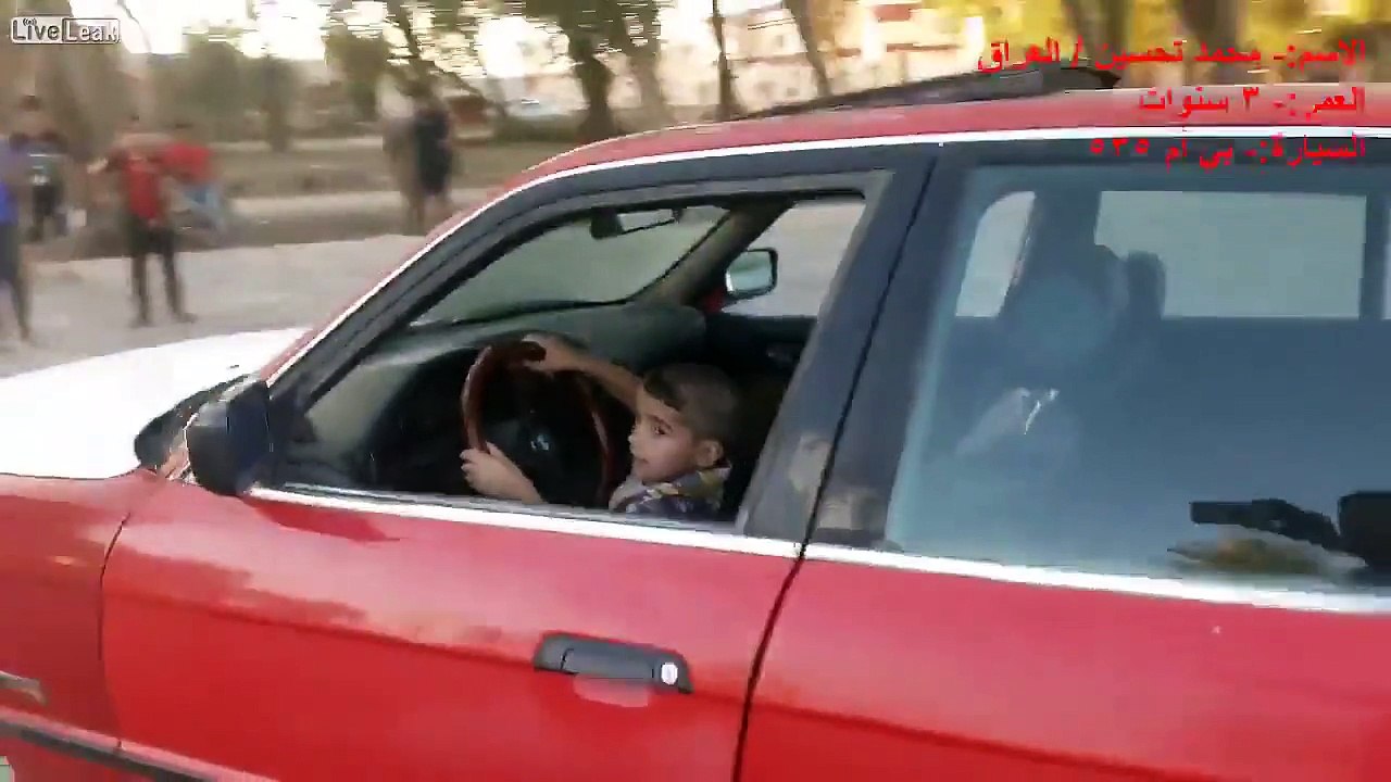 Faire conduire son fils de 3 ans - Parents complètement tarés