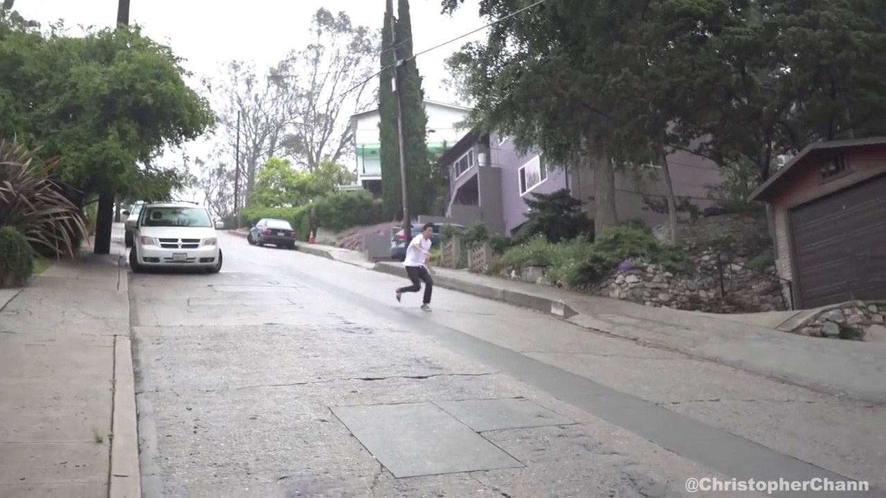 Des riders s'amusent à faire du skate sans skateboard sur une route humide