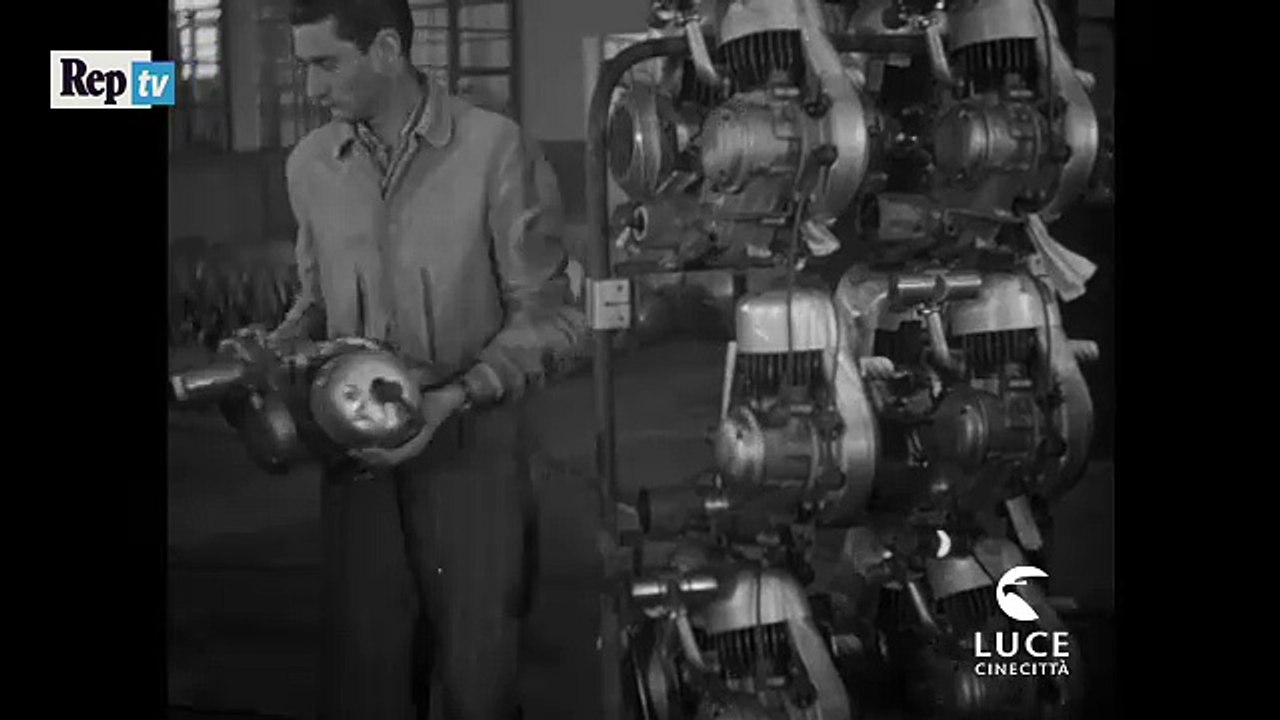 Vespa souffle ses 70 bougies: la vidéo en noir et blanc à l'intérieur de l'usine Piaggio