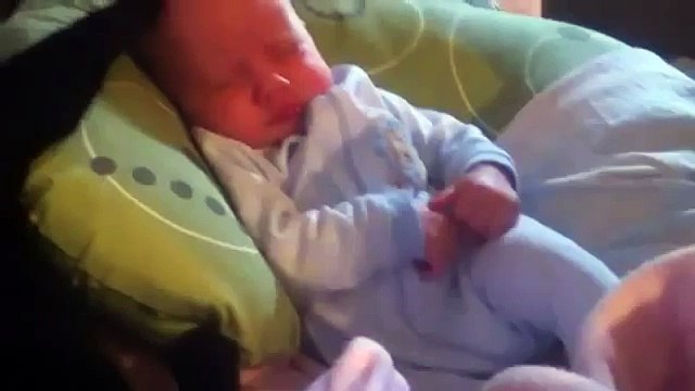 Котик успокаивает ребенка