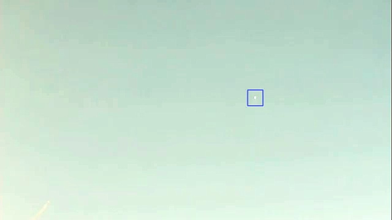 Três objetos voando em padrão triangular: