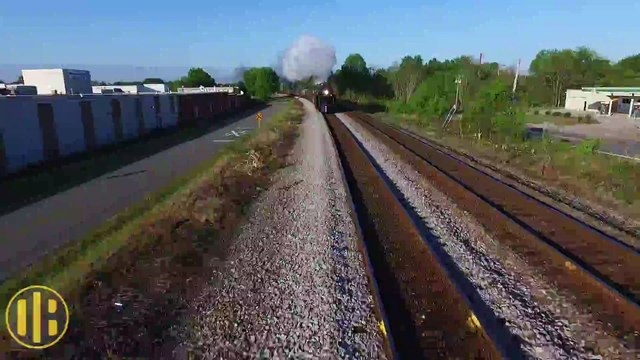 Un train à vapeur de 1940 en action filmée par un drone !