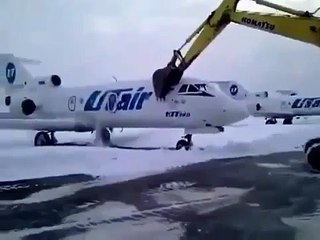 Destruye un avión con una pala mecánica