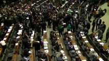 Deputados assistem vídeo pornô durante votação de reforma