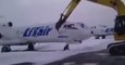 Licencié, le salarié d’un aéroport pulvérise un avion à la pelleteuse en représailles (vidéo)