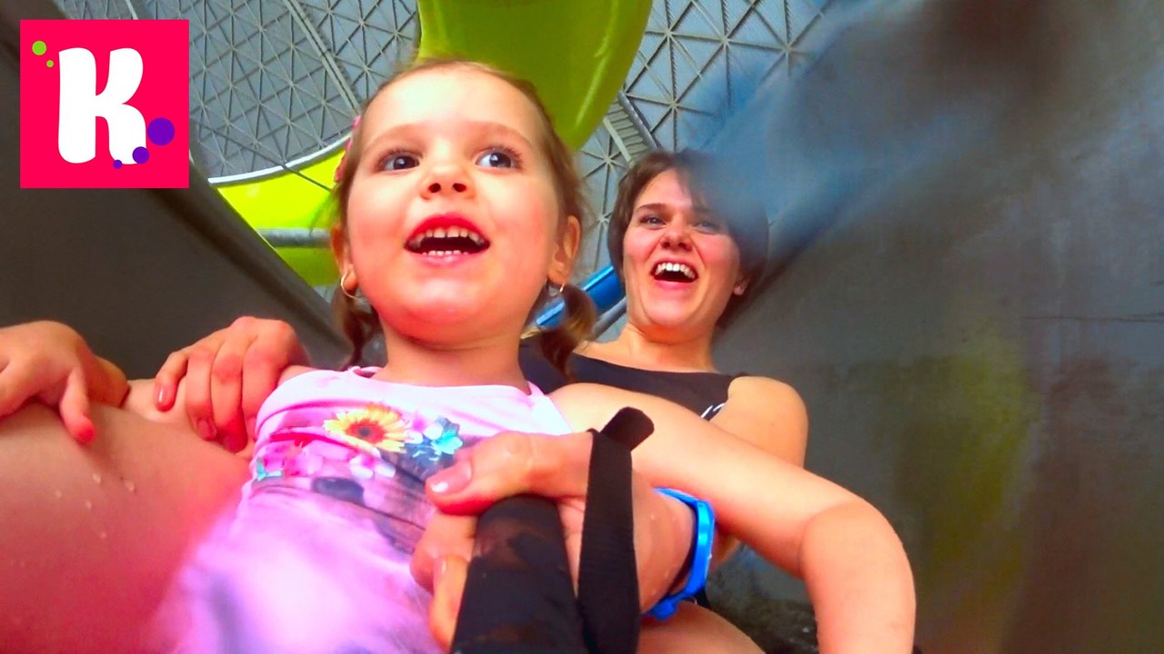 Германия #7 Самый большой в мире Аквапарк Катя съезжает с горок и плавает в бассейне VLOG water pool