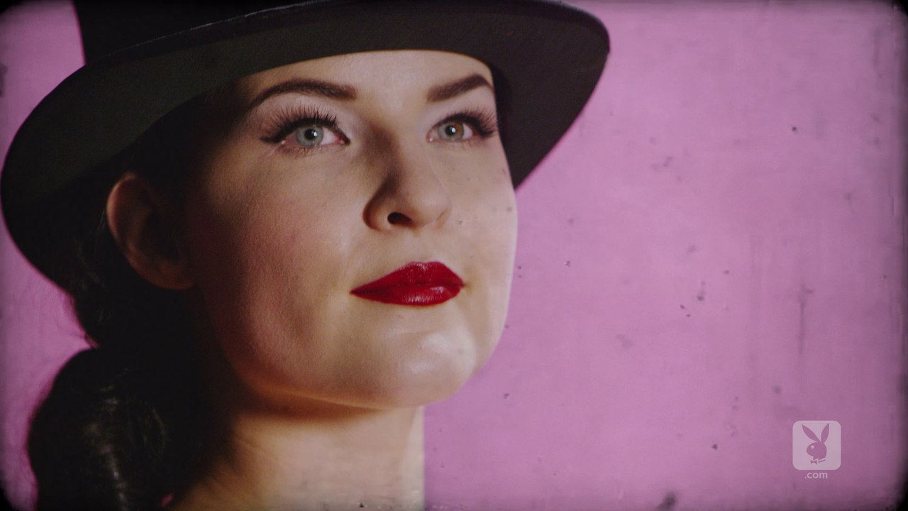 Twitch Star Kitty Plays Does Her Best Dita Von Teese Impersonation